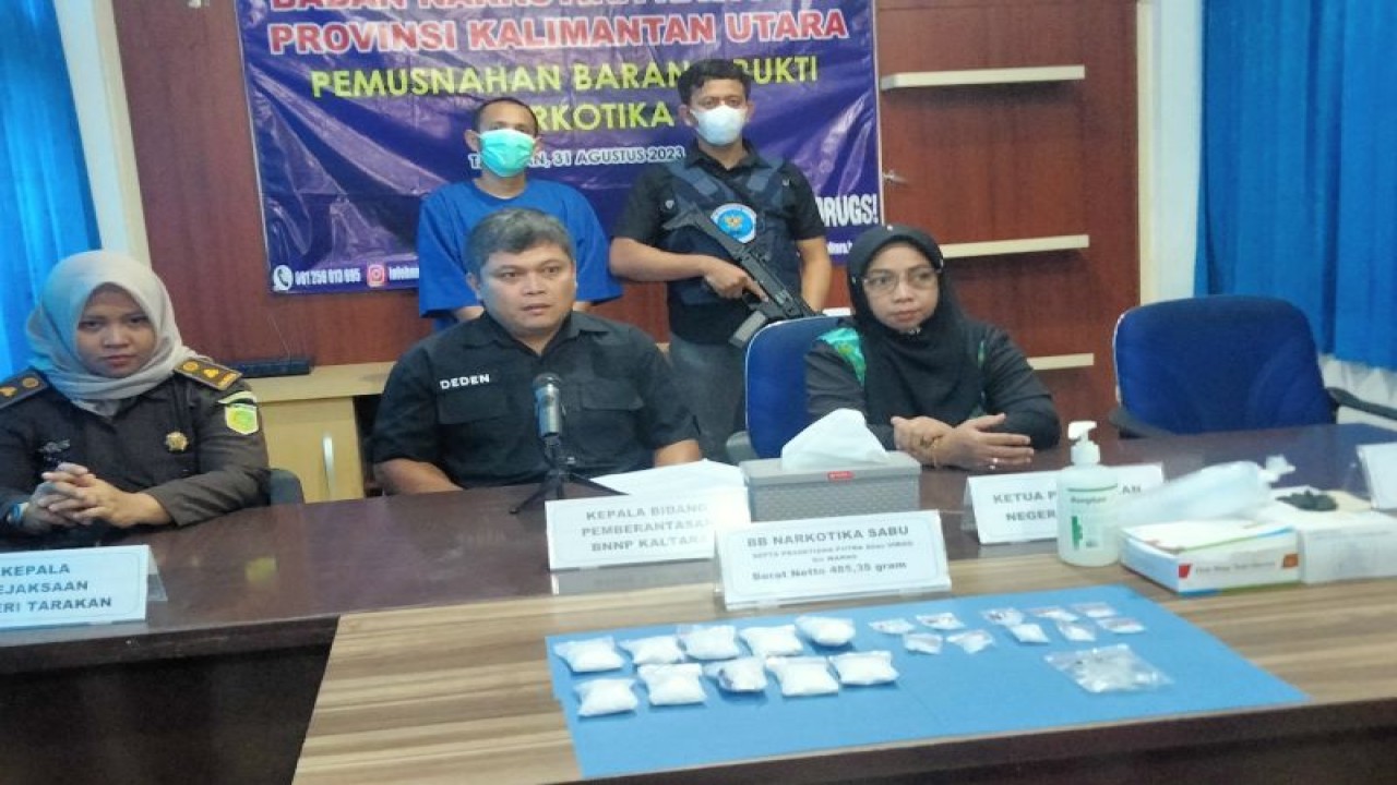 Kepala Bidang Pemberantasan BNNP Kaltara Kombes Pol Deden Andriana (tengah) di Tarakan, Rabu (31/8) saat kegiatan pemusnahan sabu seberat 485,35 gram dengan seorang tersangka berinisial SP. ANTARA/Susylo Asmalyah.