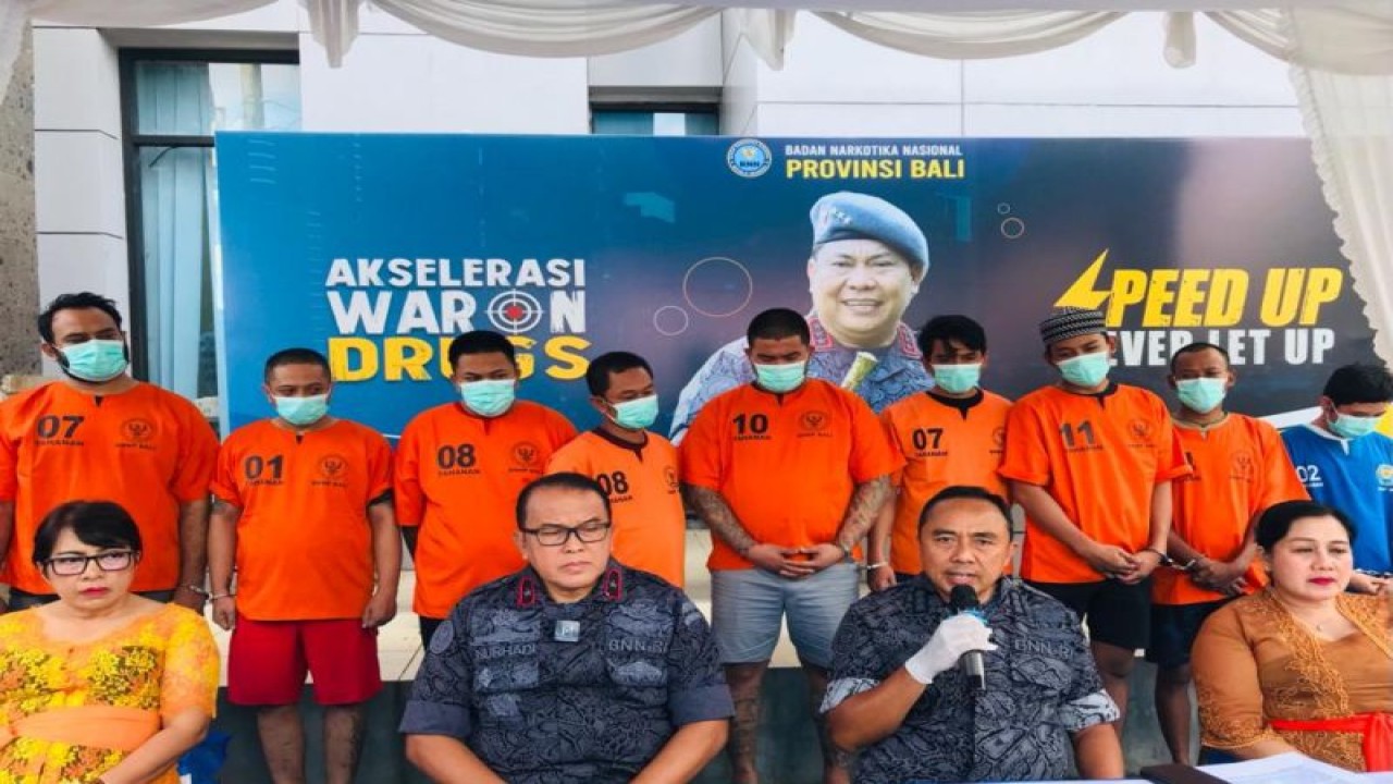 Kepala Badan Narkotika Provinsi Bali Brigjen Pol. Raden Nurhadi Yuwono (kedua dari kiri depan) didampingi Kepala Bidang Pemberantasan BNNP Bali Putu Agus Arjaya memberikan keterangan kepada wartawan terkait pengungkapan kasus narkotika selama bulan Juli sampai Agustus 2023 saat menggelar konferensi pers di Kantor BNNP Bali, Denpasar, Kamis (31/8). ANTARA/Rolandus Nampu