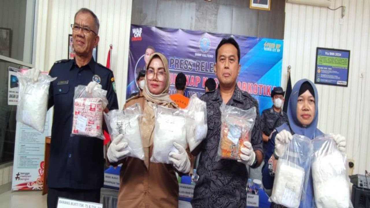 Kabid Berantas BNNP Kalteng Kombes Pol Agustiyanto (dua dari kanan) bersama Wakil Bupati Kotim Irawati (dua dari kiri) dan instansi lainnya menunjukan narkoba seberat 9,2 kilogram yang berhasil diamankan dari tiga tersangka saat jumpa pers di kantor BNNP Jalan Tangkasiang, Kota Palangka Raya, Selasa (1/8/2023). ANTARA/Adi Wibowo
