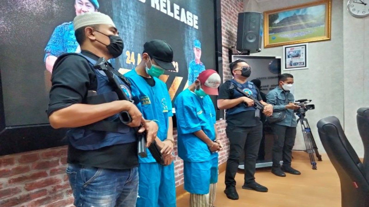 BNNP Malut berhasil meringkus penyalahguna dan pengedar Narkoba yakni SA alias RE (44 tahun), warga Kalumata Ternate atas kepemilikan narkotika golongan I jenis Sabu dengan berat bruto 0.80 gram, Kamis (24/8/2023). ANTARA/Abdul Fatah (Abdul Fatah)