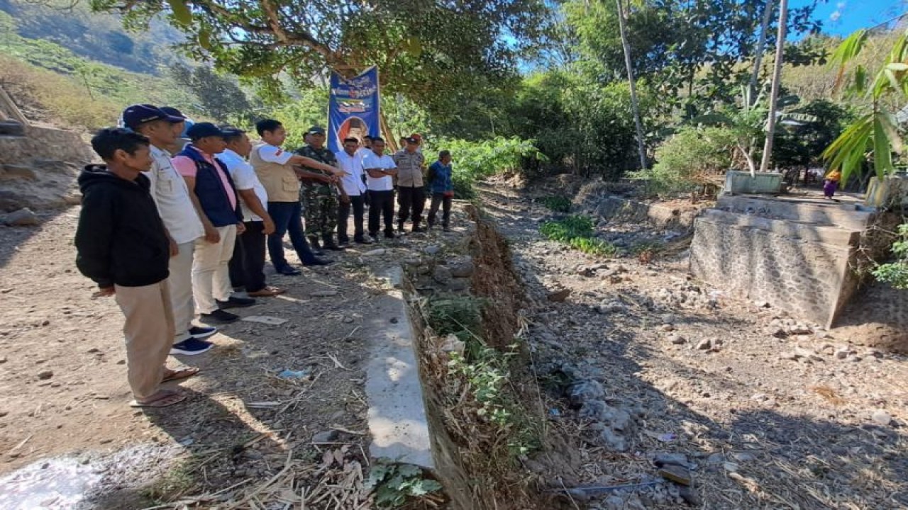 Tim dari BNPB saat melakukan pengecekan dampak bencana alam 2023 di wilayah Kabupaten Bima, Provinsi Nusa Tenggara Barat, Rabu (23/8/2023) (ANTARA/HO-Humas Pemkab Bima)