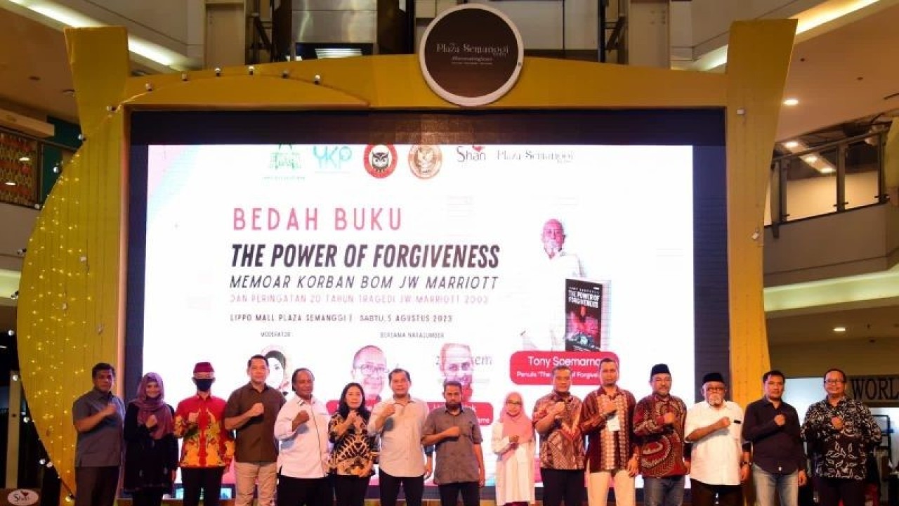 Peringatan 20 Tahun Tragedi Bom JW Marriot 2003 dan Bedah Buku “The Power of Forgiveness” di Shan Gallery Plaza Semanggi, Jakarta, Sabtu (5/8/2023). (ANTARA/HO-Humas BNPT RI)