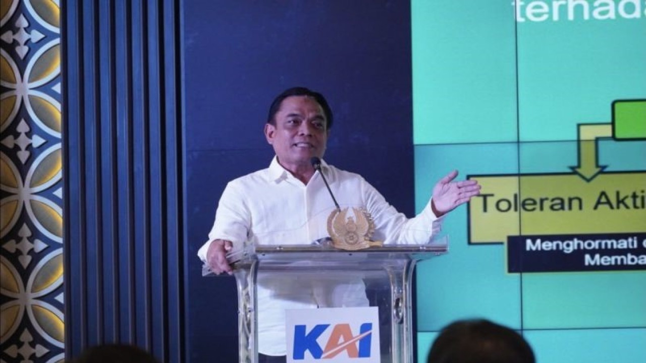 Direktur Pencegahan Badan Nasional Penanggulangan Terorisme (BNPT) Prof. Irfan Idris memberikan ceramah mengenai bahaya radikalisme dan ekstremisme dalam acara "Townhall Wawasan Kebangsaan dan Cinta Tanah Air bagi Pekerja PT KAI" di Jakarta, Rabu (23/8/2023). ANTARA/HO-Humas BNPT.