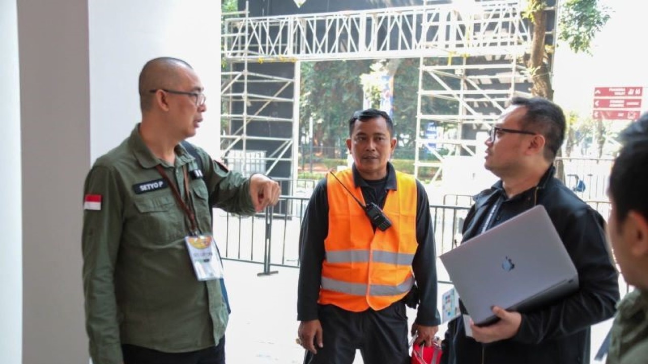 Kepala Subdirektorat Pengamanan Lingkungan BNPT RI Kolonel Laut Setyo Pranowo (kiri) melakukan asesmen sistem pengamanan pada arena stadium untuk menyambut FIBA Basketball World Cup 2023. (ANTARA/HO-BNPT RI)