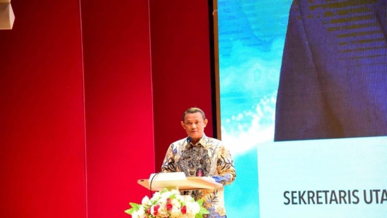 Sekretaris Utama BNPT RI Bangbang Surono saat menyampaikan pidato pada peringatan Hari Internasional untuk Peringatan dan Penghormatan Bagi Korban Terorisme Tahun 2023 di Jakarta, Senin (21/8/2023). (ANTARA/HO-BNPT RI)