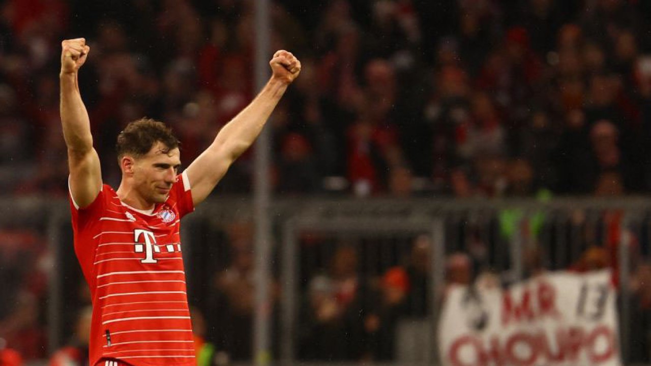 Pesepak bola Bayern Munich Leon Goretzka merayakan kemenangan atas PSG dalam laga leg kedua babak 16 besar Liga Champions di Allianz Arena, Munich, Jerman, Rabu (8/3/2023). Bayern menang 2-0 dan lolos ke perempat final dengan agregat 3-0. ANTARA FOTO/REUTERS/Kai Pfaffenbach/foc.