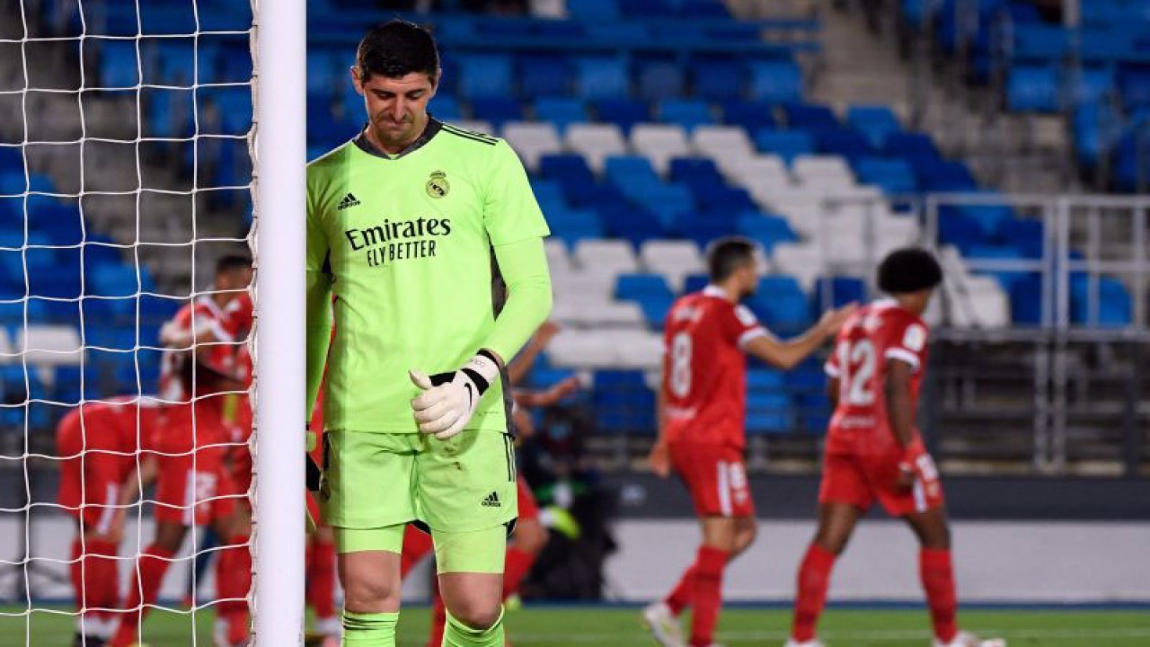 Ekpresi kiper Real Madrid Thibaut Courtois saat gawangnya kemasukan gol kedua dalam pertandingan Liga Spanyol 2022/23 lawan Sevilla di stadion Alfredo di Stefano pada 9 Mei 2021. Courtois dipastikan absen panjang bela Real Madrid di musim 2023/24 karena cedera ACL. ANTARA/AFP/PIERRE-PHILIPPE MARCOU