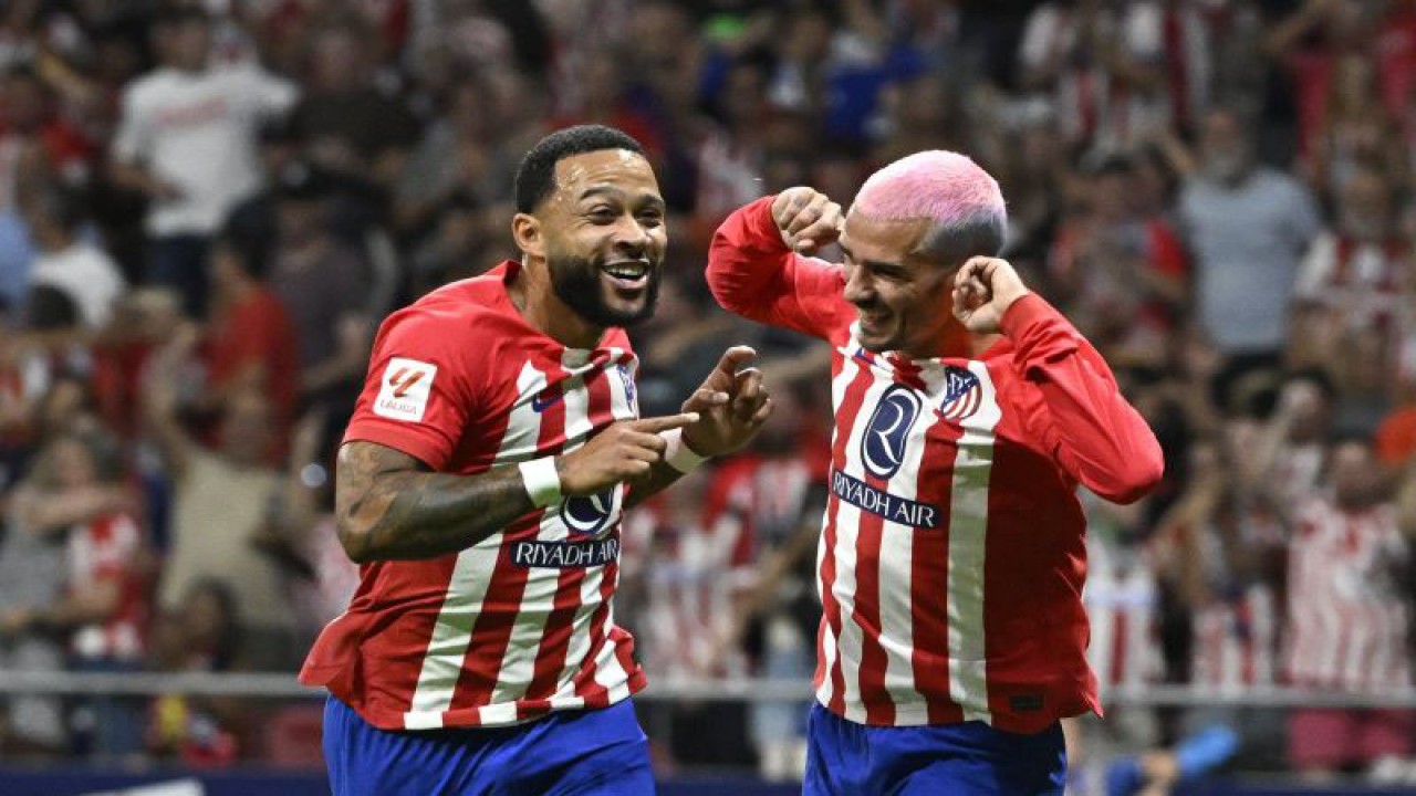 Selebrasi Memphis Depay (kiri) dengan rekan setimnya Antoine Griezmann setelah mencetak gol kedua Atletico Madrid dalam pertandingan Liga Spanyol lawan Granada di Wanda Metropolitano stadium pada 15 Agustus 2023. ANTARA/AFP/JAVIER SORIANO