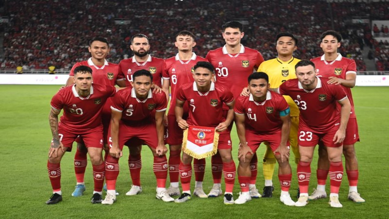 Arsip - Sejumlah pemain Timnas Indonesia berfoto bersama sebelum menghadapi Timnas Argentina dalam laga persahabatan FIFA Matchday di Stadion Utama Gelora Bung Karno, Jakarta, Senin (19/6/2023). ANTARA FOTO/Akbar Nugroho Gumay/tom.
