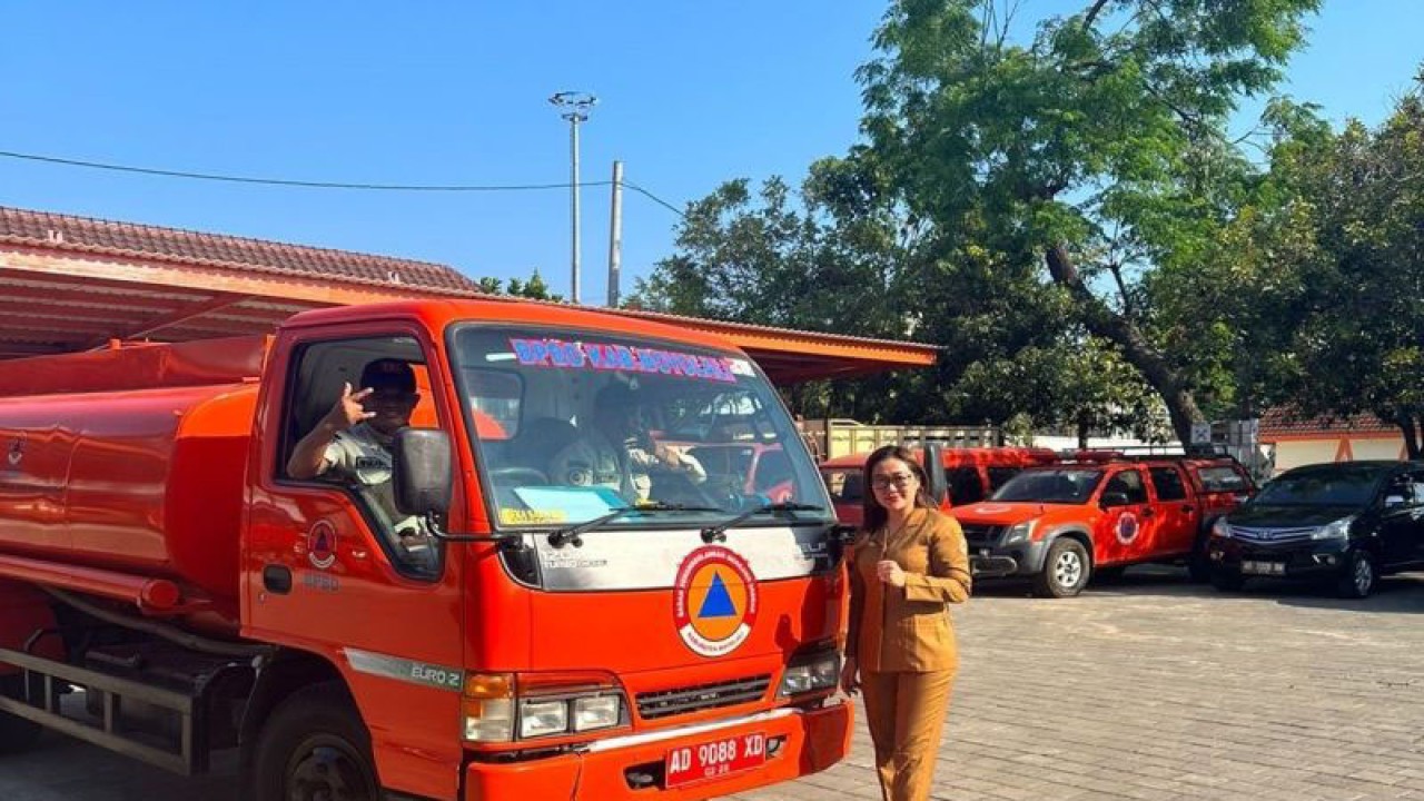Penata Penanggulangan Bencana Ahli Muda BPBD Kabupaten Boyolali Rima Kusumawati, mengecek nangki bantuan air bersih sebelum disalurkan ke masyarakat daerah bencana kekeringan ,di halaman BPBD Kabupaten Boyolali Jawa Tengah, Senin (21/8/2023). ANTARA/Bambang Dwi Marwoto.