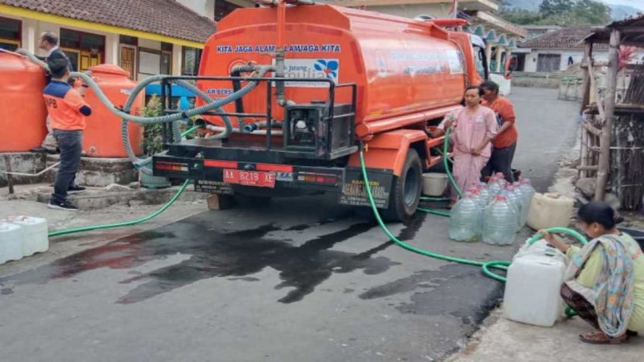 BPBD Kabupaten Temanggung menyalurkan bantuan air bersih di daerah yang mengalami kekeringan. ANTARA/HO - BPBD Kabupaten Temanggung