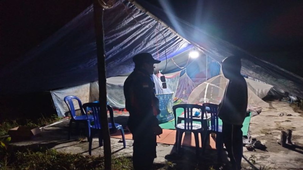 Situasi tenda pengungsian pascagempa di Desa Kamarora B, Kecamatan Nokikalaki, Kabupaten Sigi, Minggu (6/8/2023). (ANTARA/HO-BPBD Sulteng)