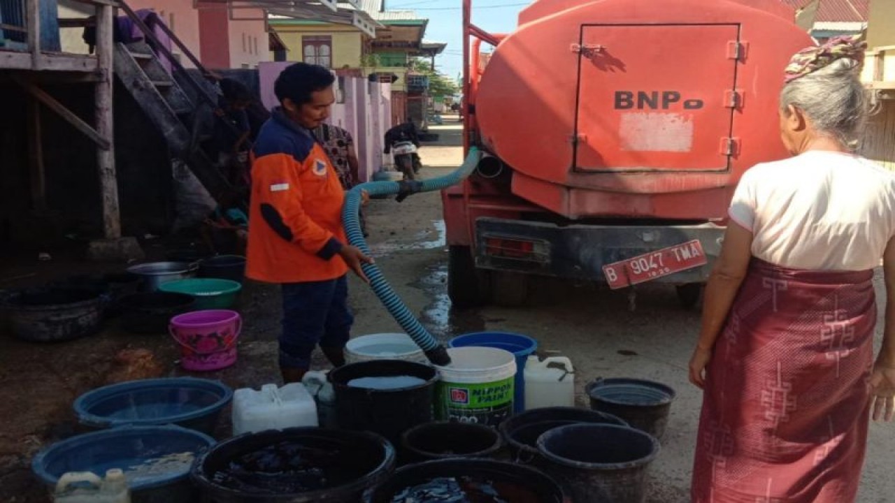 Petugas Badan Penanggulangan Bencana Daerah (BPBD) Kabupaten Bima, Nusa Tenggara Barat mendistribusikan air bersih kepada warga terdampak kekeringan, Kamis (31/8/2023). (FOTO ANTARA/BPBD Kabupaten Bima).