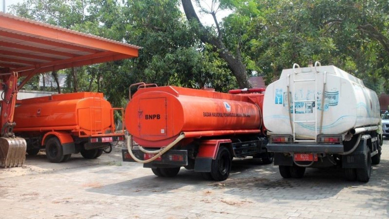 Sejumlah armada tank air bersih telah dipersiapkan untuk mlakukan droping ke daerah rawan bencana kekeringan, di BPBD Boyolali, Jumat (4/8/2023). ANTARA/Bambang Dwi Marwoto.
