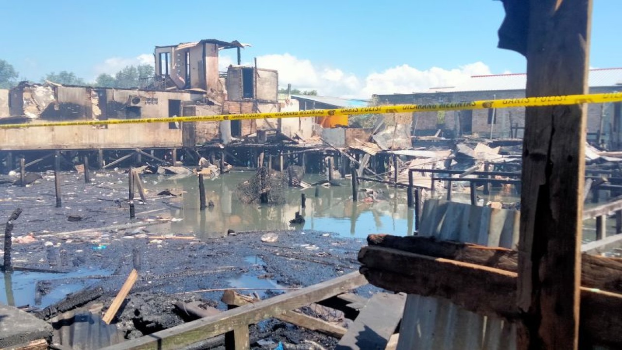 Kebakaran yang terjadi di Beringin 4, Kelurahan Selumit Pantai, Tarakan (6/8) menghanguskan 63 rumah di RT 1 dan 58 rumah di RT 3. ANTARA/Susylo Asmalyah.
