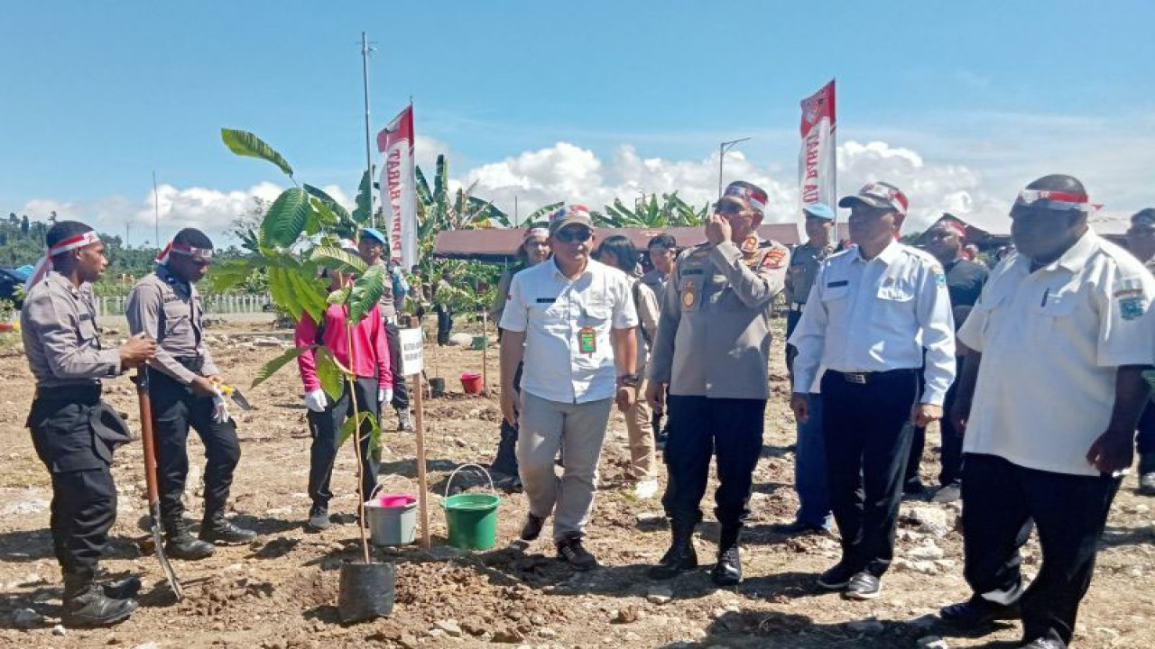 Kepala BPDAS Remu Ransiki, Masir bersama Kapolda Papua Barat Inspektur Jenderal Polisi Daniel T Monang Silitonga dan sejumlah pemangku kepentingan melakukan gerakan menanam pohon di Manokwari, Rabu. (ANTARA/Fransiskus Salu Weking)