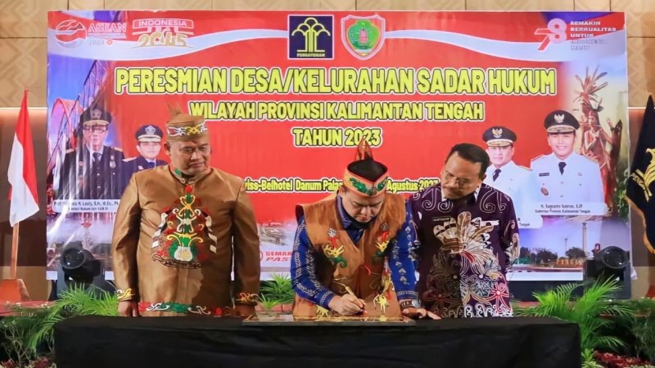 Kepala Badan Pembinaan Hukum Nasional (BPHN) Widodo Ekatjahjana (tengah) meresmikan 26 Desa/Kelurahan Sadar Hukum Provinsi Kalimantan Tengah, di Swiss-Belhotel Danum,​​​​​​​ Palangkaraya, Senin (7/8/2023). ANTARA/HO-Humas BPHN.