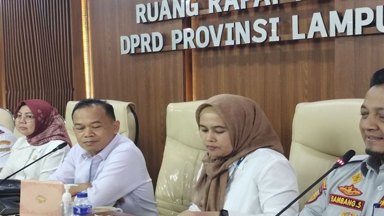 Kepala Balai Pelaksanaan Jalan Nasional (BPJN) Lampung Susan Novelia saat memberi keterangan mengenai pengerjaan 17 ruas jalan rusak yang menjadi perhatian pemerintah pusat. ANTARA/Ruth Intan Sozometa Kanafi