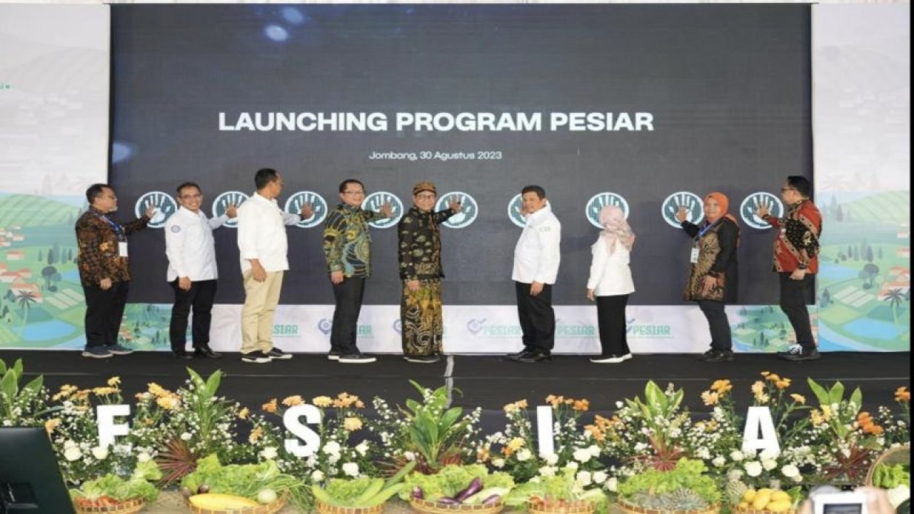 Direktur Utama BPJS Kesehatan Ghufron Mukti bersama Menteri Desa, Pembangunan Daerah Tertinggal dan Transmigrasi, Abdul Halim Iskandar, meluncurkan program PESIAR di Desa Losari, Kabupaten Jombang, Jawa Timur, Rabu (30/8/2023). (FOTO ANTARA/HO-BPJS Kesehatan)