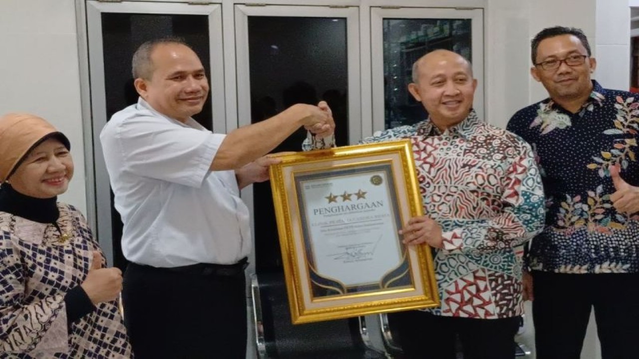 Direktur Teknologi Informasi BPJS Kesehatan Edwin Aristiawan meninjau pemanfaatan i-Care JKN di Klinik Chandra Brata Medika Plaza di Sinduharjo, Ngaglik Sleman, Daerah Istimewa Yogyakarta, Sabtu (5/8/2023). (ANTARA/HO-BPJS Kesehatan Sleman)