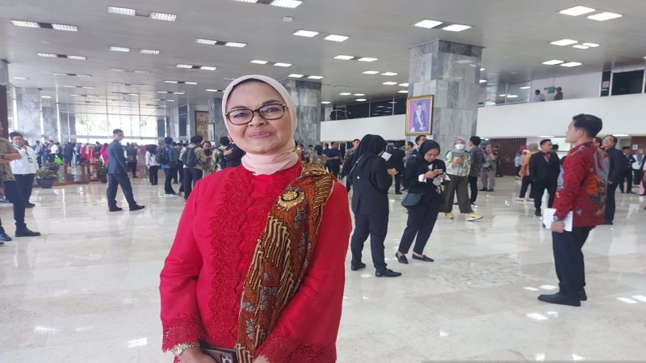 Kepala BPOM RI Penny K Lukito berpose usai menghadiri Sidang Tahunan MPR RI dan Sidang Bersama DPR RI Tahun 2023 di Gedung MPR/DPR/DPD RI, Jakarta, Selasa (16/8/2023). (ANTARA/Andi Firdaus).