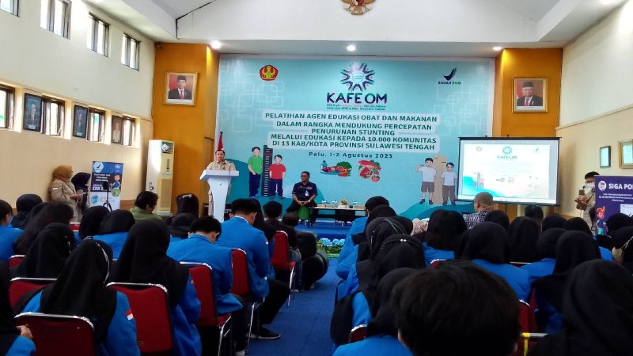 Kepala BPOM Palu Agus Riyanto menyampaikan arahan pada Pelatihan Agen Edukasi Obat dan Makanan bagi mahasiswa KKN Universitas Tadulako tahun 2023 di Palu, Selasa. (ANTARA/Nur Amalia Amir)