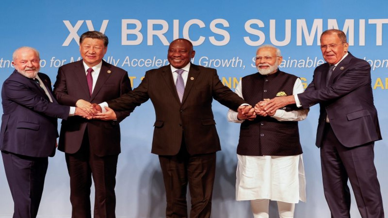 Presiden Brasil Luiz Inacio Lula da Silva, Presiden China Xi Jinping, Presiden Afrika Selatan Cyril Ramaphosa, Perdana Menteri India Narendra Modi dan Menteri Luar Negeri Rusia Sergei Lavrov berpose untuk foto keluarga BRICS pada KTT BRICS 2023 di Sandton Convention Center di Johannesburg, Afrika Selatan, 23 Agustus 2023. ANTARA/REUTERS/Gianluigi