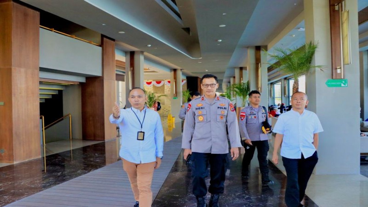 Wakapolda NTT Brigjen Pol Heri Sulistianto meninjau Hotel Meruorah Labuan Bajo Manggarai Barat, NTT, Jumat (11/8/2023) untuk memastikan persiapan kegiatan ASEAN Ministerial Meeting on Transnational Crime (AMMTC). (ANTARA/HO-Polres Manggarai Barat)
