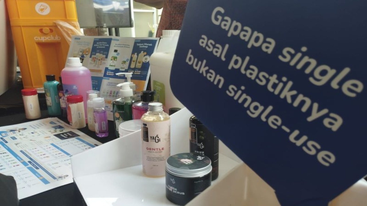 Ilustrasi: Perusahaan rintisan Koinpack saat berpartisipasi dalam acara “Kick Off Gerakan Guna Ulang Jakarta” yang diinisiasi oleh Gerakan Indonesia Diet Kantong Plastik (GIDKP) dan Zero Waste Living Lab (ZWLL) Enviu, Jakarta. (ANTARA/Rizka Khaerunnisa)