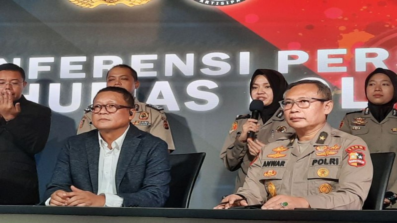 Briptu Tiara Nissa Zulbida (pegang mic belakang) menceritakan pengalaman mengikuti program Capacity Building “The First Level Police Chief Training and The Non Thesis Master Degree” di Turkish National Police Academy (TNPA) tahun 2023 hingga terpilih sebagai lulusan terbaik yang berpidato di hadapan Presiden Turki Recep Tayyip Erdogan. Kisah itu disampaikan kepada wartawan di Mabes Polri, Jakarta, Senin (7/8/2023). (ANTARA/Laily Rahmawaty)