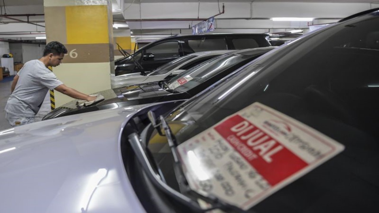 Arsip foto - Pedagang mobil bekas membersihkan mobil yang dijual di Gedung Parkir Blok M Square, Jakarta, Jumat (14/4/2023). (ANTARA FOTO/Galih Pradipta/rwa)