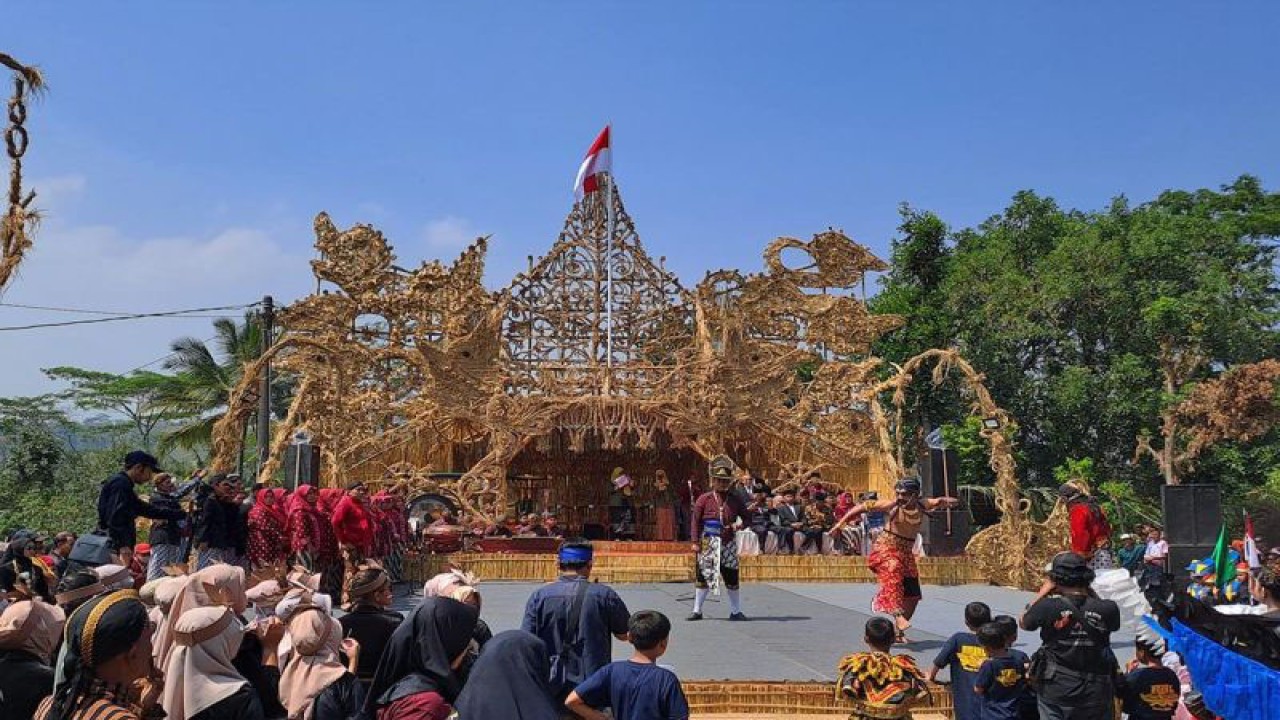 Suasana upacara "Agustusan" dalam kemasan budaya Jawa untuk merayakan HUT Ke-78 RI tingkat masyarakat di panggung Festival Lima Gunung XXII/2023 di Dusun Sudimoro, Desa Baleagung, Kecamatan Grabag, Kabupaten Magelang, Jawa Tengah, Kamis (24/8/2023). ANTARA/Hari Atmoko