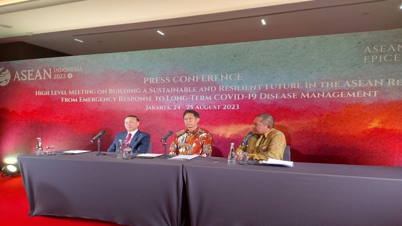 Menteri Kesehatan RI Budi Gunadi Sadikin (tengah) didampingi Menteri Kesehatan Laos Bounfeng Phoummalaysith (kiri) saat menyampaikan keterangan kepada wartawan terkait agenda Pertemuan Para Menteri Kesehatan ASEAN di Jakarta, Jumat (25/8/2023). (ANTARA/Andi Firdaus).
