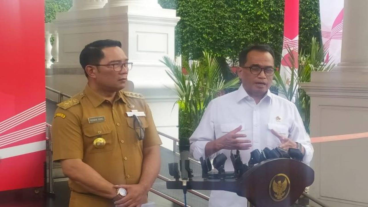 Menteri Perhubungan Budi Karya Sumadi (kanan) memberikan keterangan pers setelah rapat di Kompleks Istana Kepresidenan, Jakarta, Kamis. (ANTARA/Indra Arief Pribadi)
