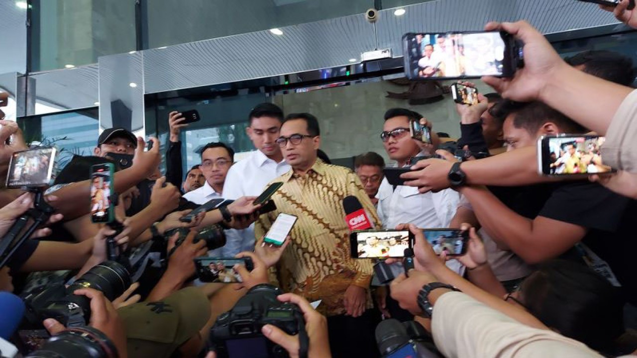 Menteri Perhubungan Budi Karya Sumadi memberikan keterangan kepada wartawan usai diperiksa KPK sebagai saksi kasus dugaan suap di Direktorat Jenderal Perkeretaapian, Rabu (26/7/2023). ANTARA/Fianda Sjofjan Rassat