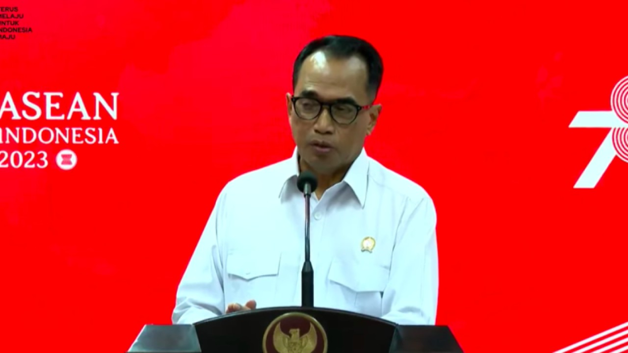 Tangkapan layar - Menteri Perhubungan Budi Karya Sumadi memberikan keterangan setelah rapat terbatas yang dipimpin Presiden Joko Widodo (Jokowi) mengenai polusi udara di Istana Kepresidenan, Jakarta, Senin (14/8/2023). (ANTARA/Indra Arief)