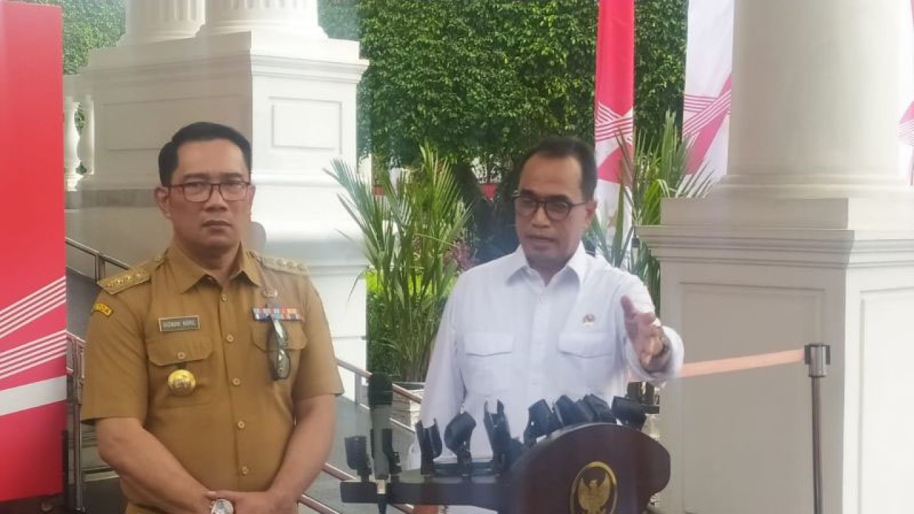 Gubernur Jawa Barat Ridwan Kamil dan Menteri Perhubungan Budi Karya Sumadi di lingkungan istana kepresidenan Jakarta pada Kamis (3/8/2023). ANTARA/Indra Arief Pribadi