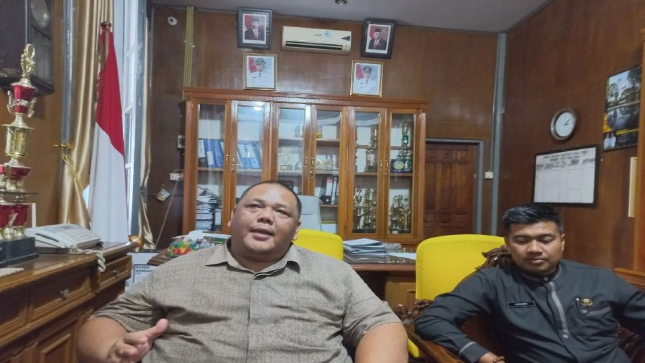 Sekretaris Dinas Pendidikan Kota Bukittinggi Jeki saat diwawancarai terkait kebijakan program sekolah lima hari yang baru pertama kalinya diterapkan di Bukittinggi, Kamis (31/8/2023). Antara/Altas Maulana.