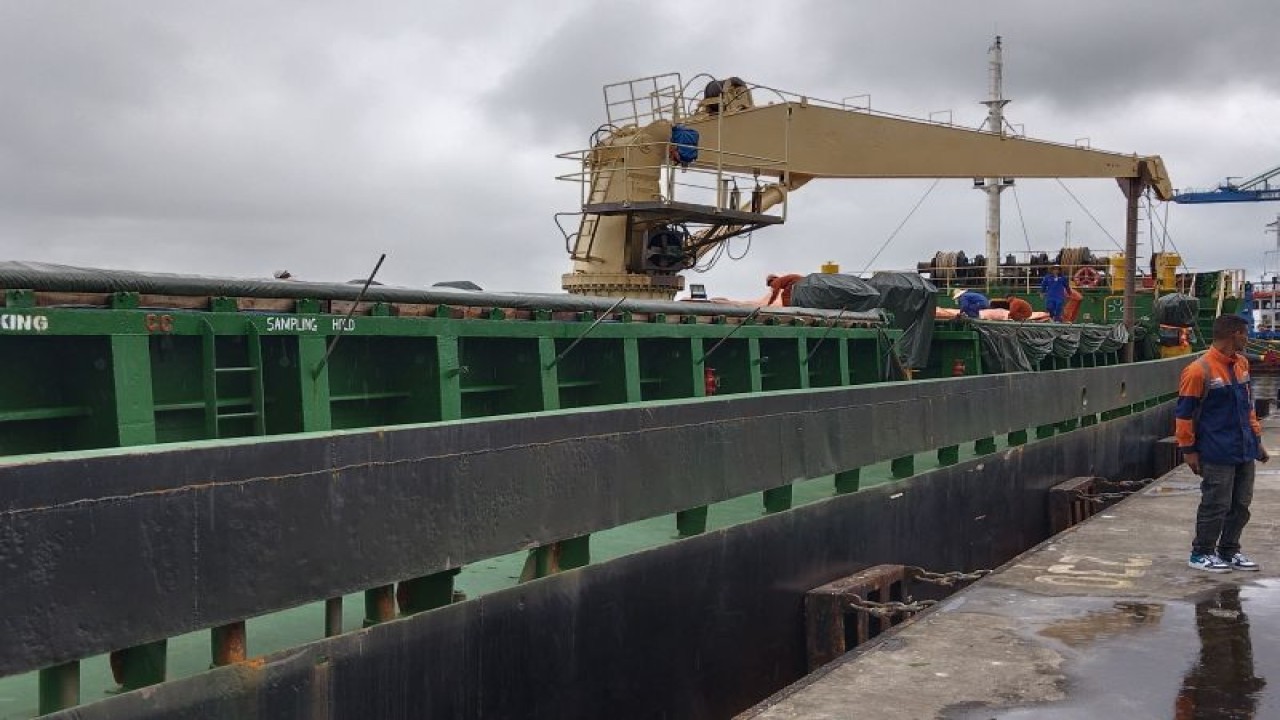 Kapal yang membawa beras impor sebanyak 4.750 ton dari Vietnam di Pelabuhan Yos Sudarso, guna memenuhi kebutuhan beras bagi masyarakat di  Provinsi Maluku khususnya Kota Ambon. ANTARA/ Penina F Mayaut.