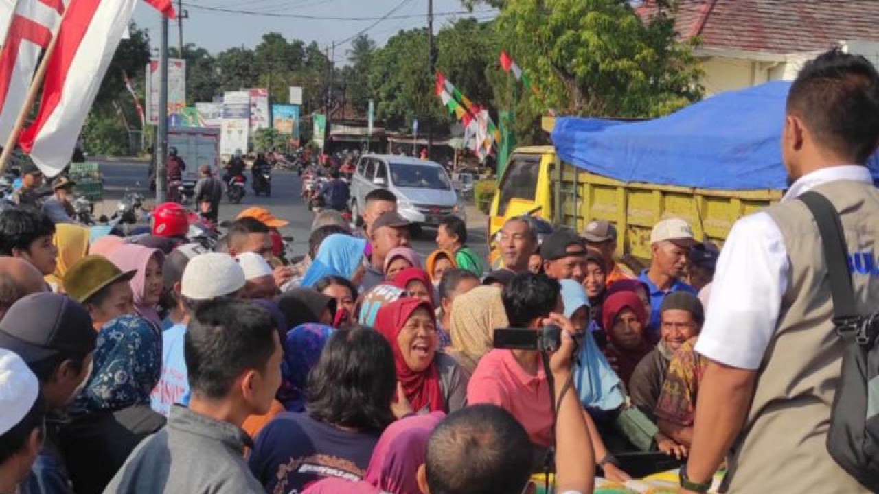 Warga antre dengan tertib untuk membeli beras Bulog dengan harga Rp47.250 per kemasan 5 kilogram, di depan Pasar Kreyongan Jember, Jawa Timur, Selasa (29/8/2023). ANTARA/Zumrotun Solichah