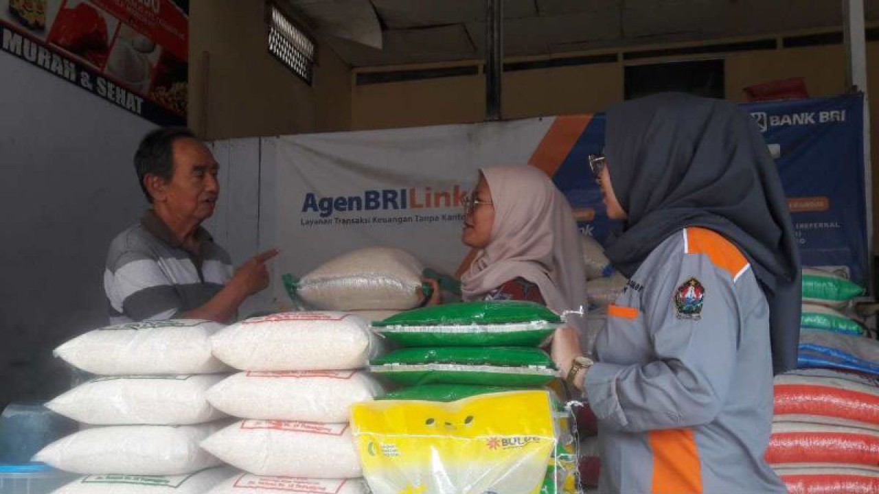 Tim Dinkopdag Kabupaten Temanggung pantau harga dan persediaan beras di Temanggung, Rabu (30/8/2023). ANTARA/Heru Suyitno