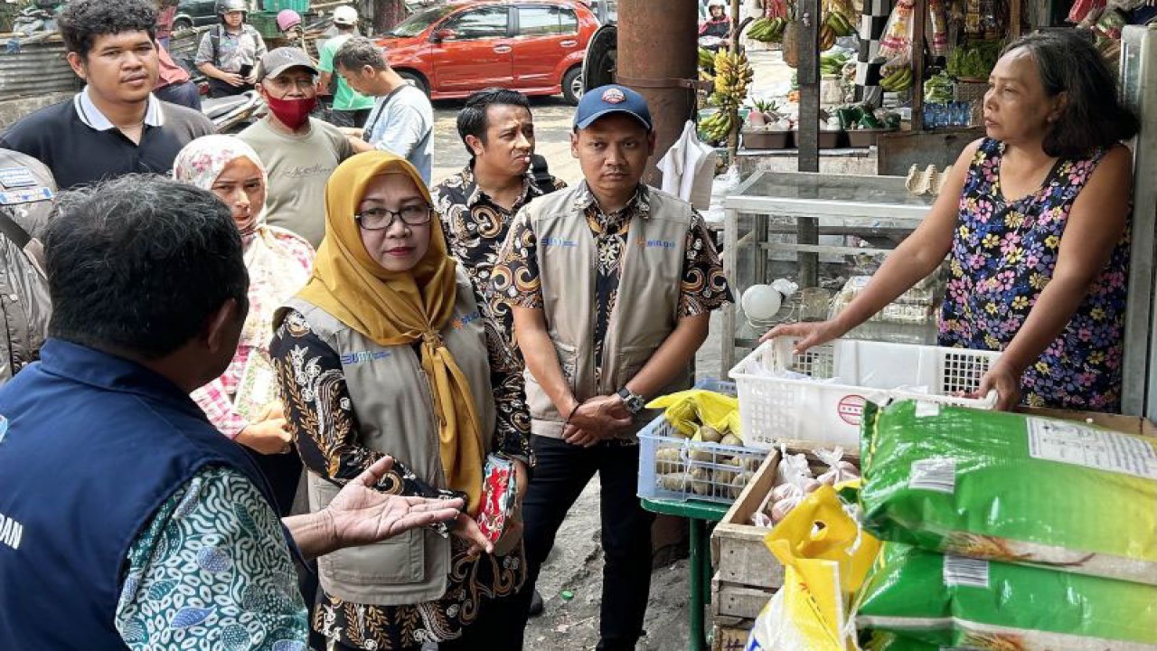 Kepala Bulog Cabang Malang Siane Dwi Agustina (tengah) pada saat melakukan pengecekan pasokan beras Bulog di salah satu pedagang di Pasar Blimbing, Kota Malang, Jawa Timur, Kamis (31/8/2023). (ANTARA/Vicki Febrianto)