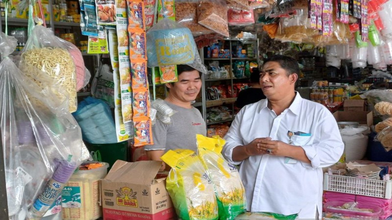 Pimpinan Perum Bulog Kantor Cabang Tanjungpinang, Kepri, Meizarani, berdialog dengan pedagang toko sembako di kawasan Bintan Center, Senin (28/8/2023). (ANTARA/Ogen)