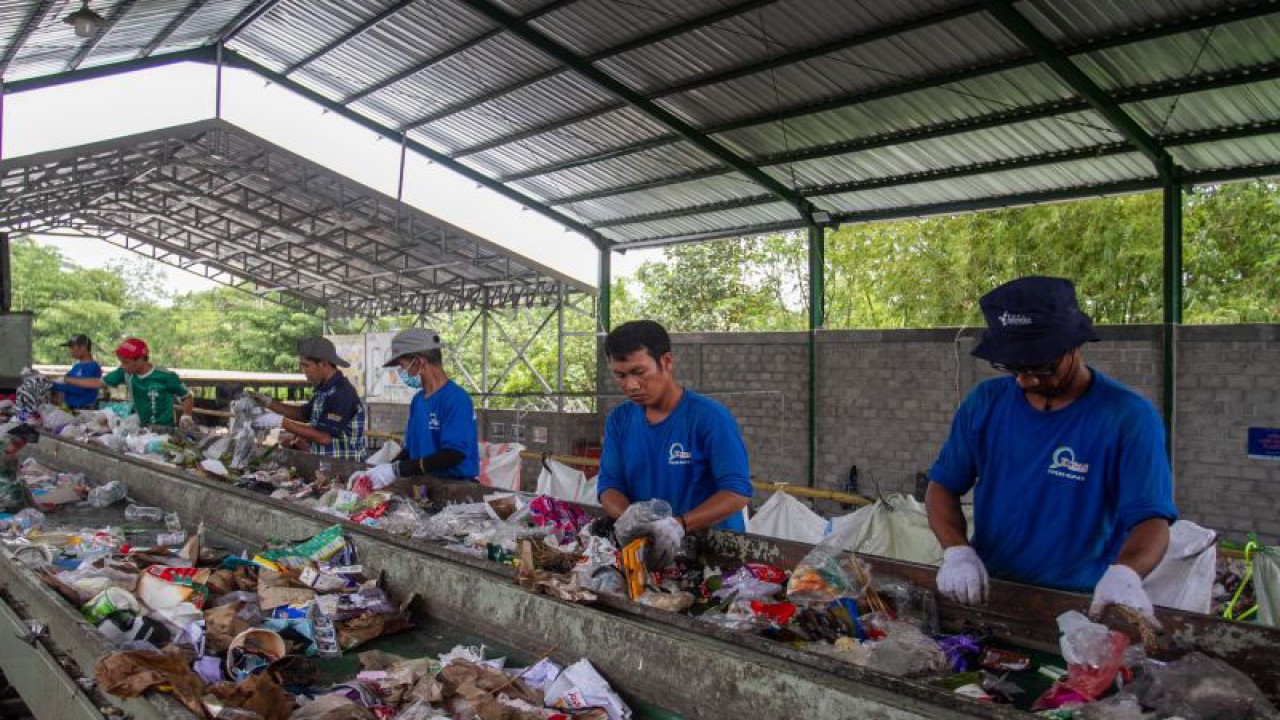 Arsip Foto - Petugas memilah sampah plastik di BUMDes Kelompok Usaha Pengelolaan Sampah (Kupas) Panggungharjo, Sewon, Bantul, DI Yogyakarta, Selasa (7/2/2023). Kelompok itu mengolah sampah organik menjadi kompos dan sampah plastik menjadi batako. (ANTARA FOTO/Hendra Nurdiyansyah/aww)