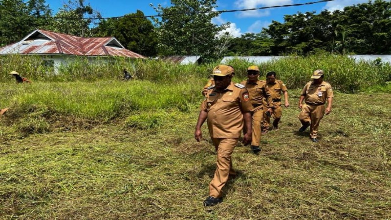 Bupati Keerom Piter Gusbager saat melakukan kunjungan kerja ke Kantor Distrik Arso Timur, Kabupaten Keerom, Papua Senin (31/7) (ANTARA/HO-Humas Pemkab Keerom)