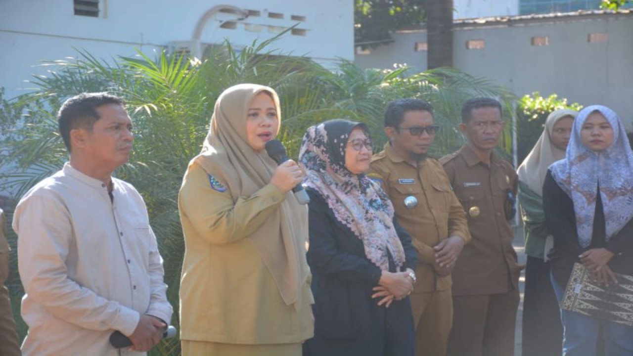 Bupati Kabupaten Bima, NTB Hj Indah Dhamayanti (kedua dari kiri) saat melepas kontingen Lomba LASQI tingkat NTB 2023, Rabu (2/8/2023) (FOTO ANTARA/Humas Pemkab Bima)