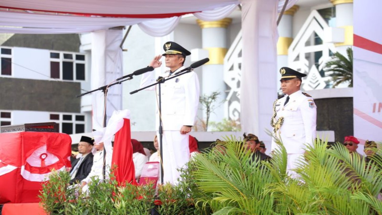 Bupati Kabupaten Lombok Tengah, Provinsi Nusa Tenggara, H Lalu Fathul Bahri saat ape peringatan detik-detik proklamasi kemerdekaan Republik Indonesia di halaman kantor bupati setempat, Kamis (17/8/2023) (ANTARA/Humas Pemkab Lombok Tengah)