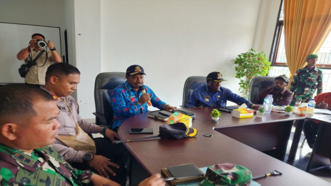Penjabat Bupati Nduga Edison Nggwijangge saat memimpin rakor bersama TNI/Polri dan masyarakat di ruang rapat Bupati Nduga, Papua Pegunungan, Kamis (24/8/2023). ANTARA/HO-Humas Pemkab Nduga