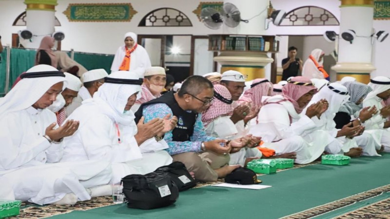 Jamaah haji Kabupaten Sumbawa Barat, Nusa Tenggara Barat saat tiba di Masjid Agung Darussalam, Selasa (1/8/2023) (ANTARA/Humas Pemkab Sumbawa Barat)