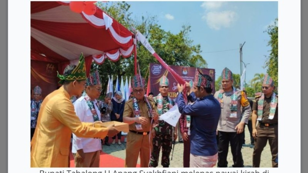 Bupati Tabalong H Anang Syakhfiani melepas pawai kirab di Taman Giat Tanjung, Selasa. ANTARA/Herlina Lasmianti.